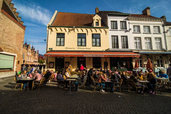 Brugge, Belçika - Kasım, 2017. Brugge Ortaçağ tarihi şehir. Brugge sokakları ve tarihi merkezi. kanallar ve Binalar. Brugge, Belçika'deki popüler turistik hedef.