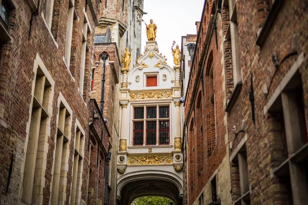 Brugge, Bélgica - novembro de 2017. Brugge cidade histórica medieval. Ruas de Brugge e centro histórico. canais e edifícios. Brugge destino turístico popular da Bélgica . — Fotografia de Stock