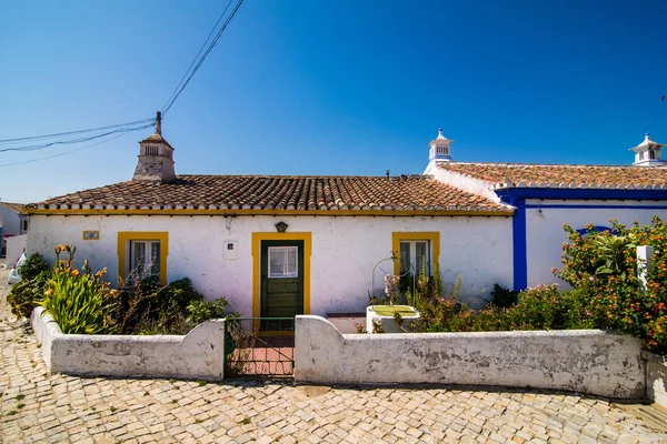 Cacela Velha, Algarve, Portekiz - Temmuz, 2017: Cacela velha eski balıkçı köyü algarve Portekiz. Kale ve bariyer Adası kumsalda Praia de Cacela Velha görünümü