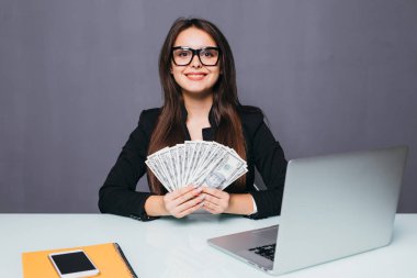 Dizüstü bilgisayar ile iş yerinde elinde para ile mutlu iş kadın portresi