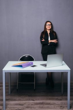 Ofis Masası ayakta gülümseyen genç iş kadını