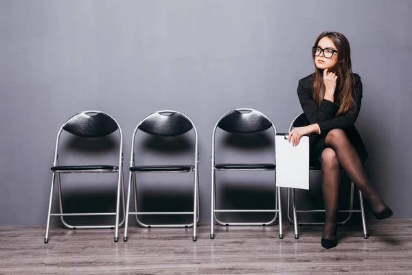 Giovane donna in attesa di colloquio di lavoro nella sala — Foto Stock