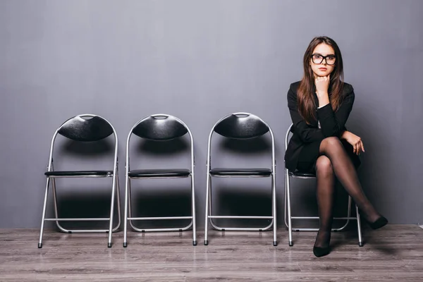 Giovane donna in attesa di colloquio di lavoro nella sala — Foto Stock