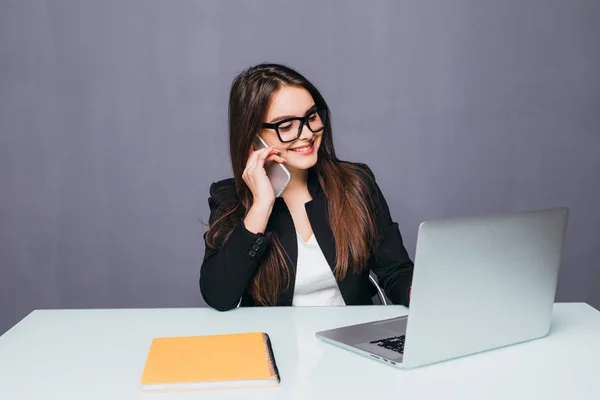 Retrato de exitosa mujer de negocios sonriente hablando por teléfono con su colega — Foto de Stock