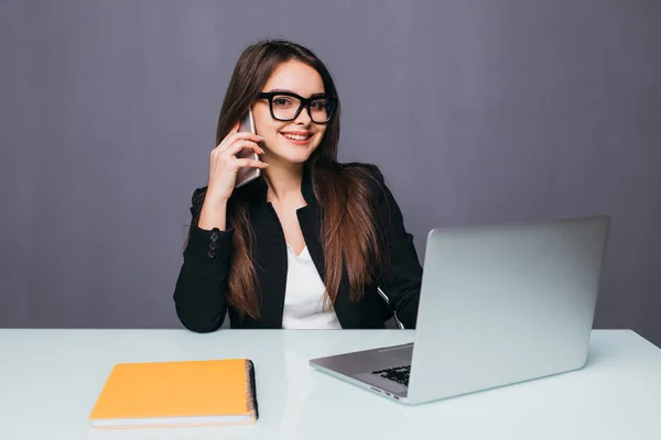 Retrato de empresária sorridente bem sucedida falando ao telefone com colega — Fotografia de Stock