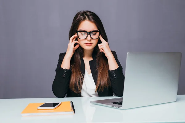 Sentirse cansado y estresado. Mujer joven frustrada manteniendo los ojos cerrados mientras está sentada en su lugar de trabajo en la oficina — Foto de Stock