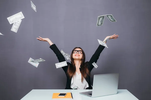 Mujer de negocios en su oficina lugar de trabajo tirar el dinero volando sobre el ordenador portátil — Foto de Stock