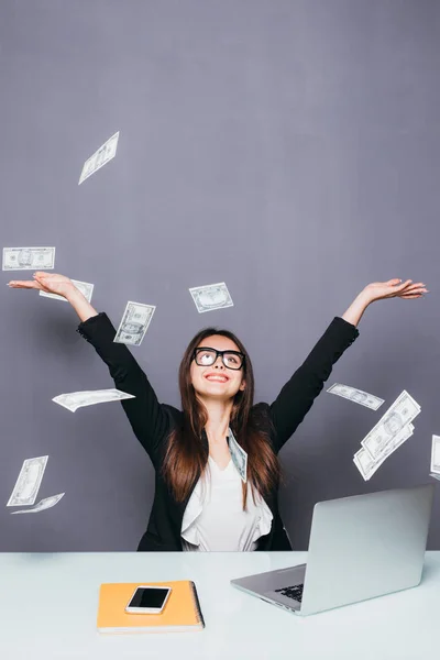 Mujer de negocios en su oficina lugar de trabajo tirar el dinero volando sobre el ordenador portátil — Foto de Stock