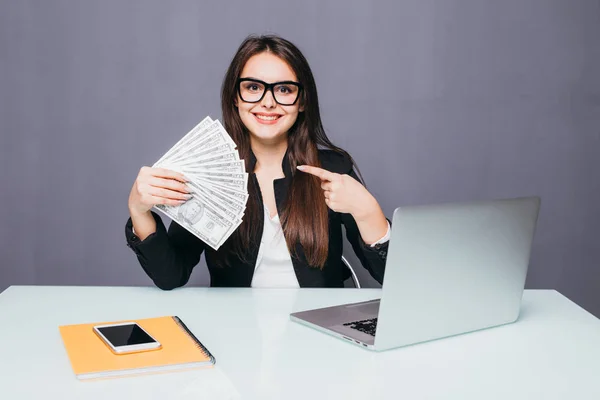 Portrait of happy business woman with money in hands at work place with laptop — Stock Photo, Image