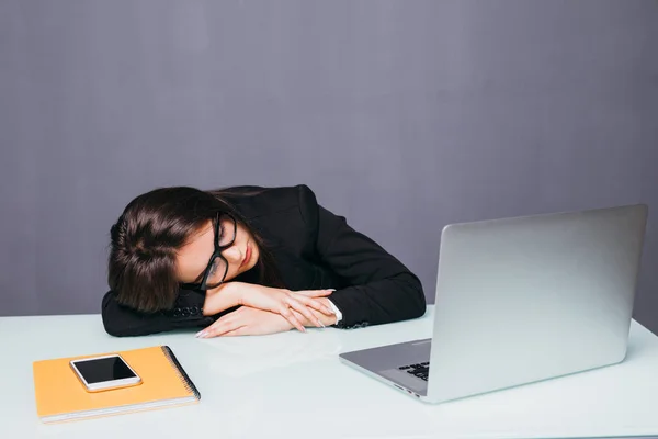 Cansada hermosa mujer de negocios durmiendo en su escritorio en su oficina . — Foto de Stock
