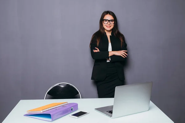 Sorridente giovane donna d'affari in piedi vicino scrivania ufficio — Foto Stock