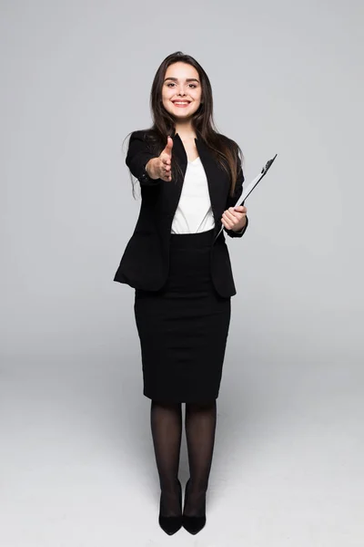Volledige lichaam portret van professionele zakenvrouw wees op u en staande op een grijze achtergrond — Stockfoto