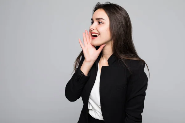 Jonge vrouw schreeuwen met wijd open mond geïsoleerd op grijze muur achtergrond — Stockfoto