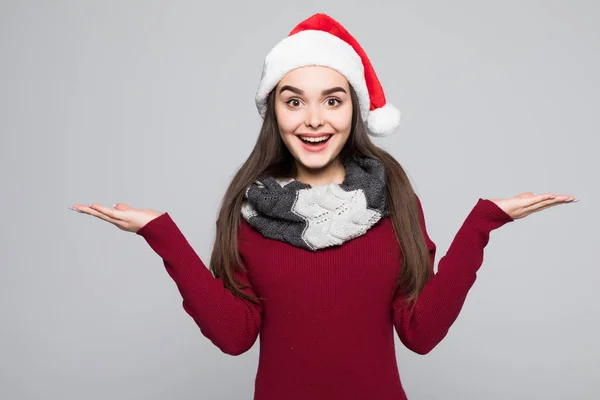 Retrato de belo modelo feminino desgaste Papai Noel no fundo cinza — Fotografia de Stock