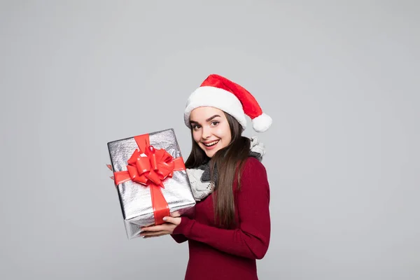 Eccitato donna sorpresa in abito rosso Babbo Natale tenuta stack presenta isolato sullo sfondo grigio — Foto Stock