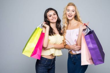 iki alışveriş kadın arkadaşlar izole beyaz arka plan üzerinde