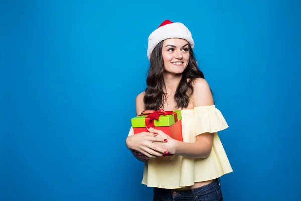 Yılbaşı, bayram, kutlama ve insanlar kavramı - mavi arka plan üzerinde gülümseyen hediye kutuları ile Kırmızı elbiseli kadın — Stok fotoğraf