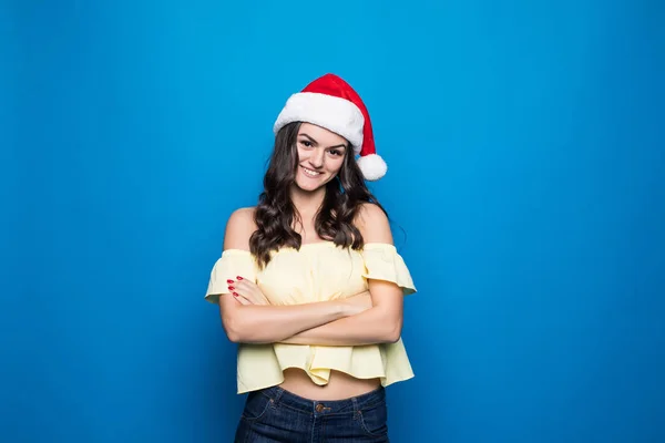 Портрет красивої жінки в різдвяному капелюсі Санта на синьому фоні — стокове фото