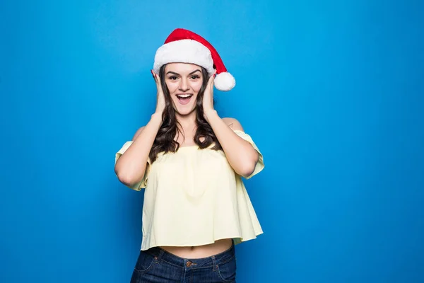 Güzel kız Noel Baba elbise giyiyor. Noel kadın. Güzellik modeli kız Noel Baba şapkası, üzerinde mavi arka plan izole. — Stok fotoğraf