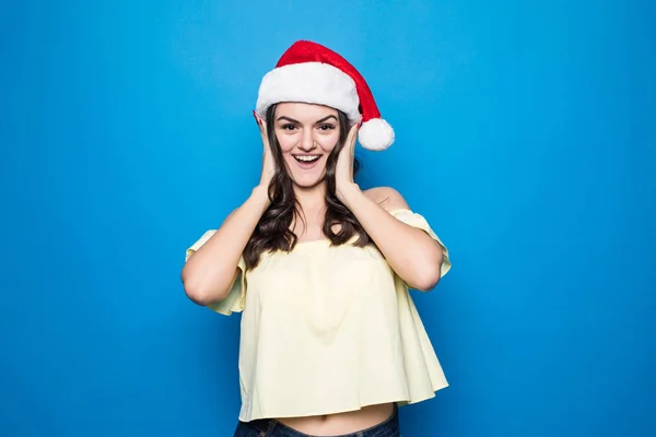 Mooi meisje dragen kleding van de Kerstman. Vrouw van de kerst. Schoonheid Model meisje in KERSTMUTS geïsoleerd op blauwe achtergrond. — Stockfoto