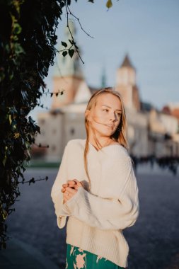 Güneş ışığı üzerinde sokak bir şehirde genç şık kadın