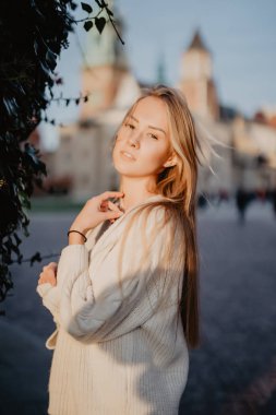 Güneş ışığı üzerinde sokak bir şehirde genç şık kadın