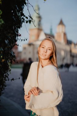 Güneş ışığı üzerinde sokak bir şehirde genç şık kadın