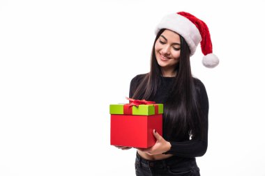 Santa şapka Noel Noel hediyeleri gülümseyen mutlu tutan kadın. Yakın çekim portre. Hediyeler vererek kavramı.