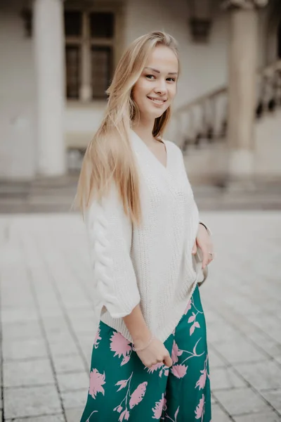 Jonge mooie stijlvolle meisje in de straat — Stockfoto