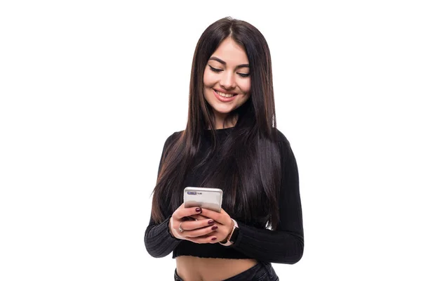 Sempre em contacto. Pessoas, comunicação online e tecnologias modernas. Atraente jovem morena gerente com sorriso encantador vestindo camisa branca usando telefone inteligente, digitando mensagem de texto — Fotografia de Stock