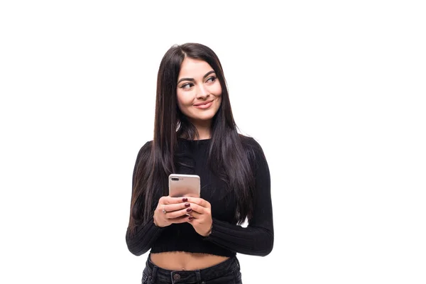Retrato de bela jovem mulher usando telefone celular isolado no fundo branco — Fotografia de Stock