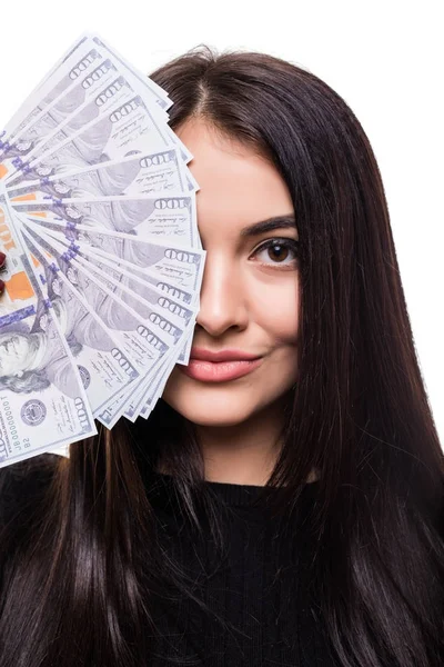 Imagen de la joven feliz de pie aislada sobre fondo blanco mirando la cara de la cámara que cubre con dinero . — Foto de Stock