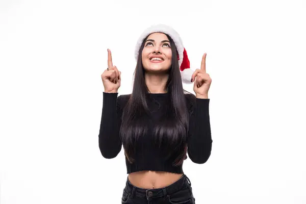 Mooie jonge brunette in santa hat gebaren met vingers in wit — Stockfoto