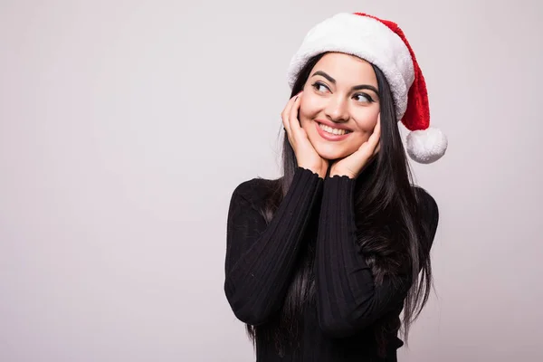 Christmas santa hat geïsoleerde vrouw portret. lachende gelukkig meisje op witte achtergrond. — Stockfoto