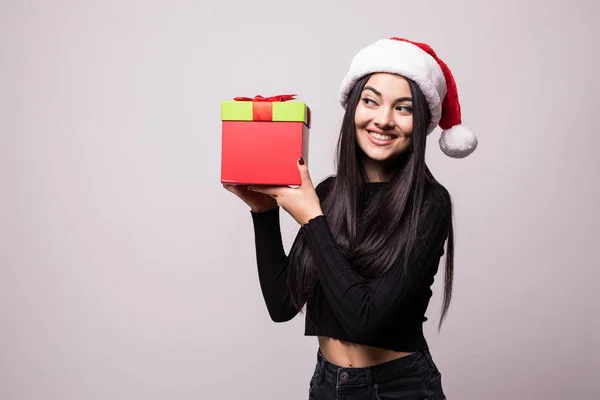 Santa şapka Noel Noel hediyeleri gülümseyen mutlu tutan kadın. Yakın çekim portre. Hediyeler vererek kavramı. — Stok fotoğraf