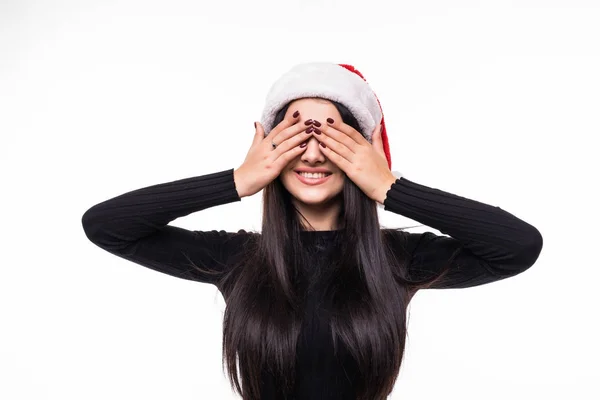 Close-up van gezicht portret van lachende vrouw met handen gesloten ogen dragen winter KERSTMUTS ogen sluiten en wachten geschenk op witte achtergrond — Stockfoto