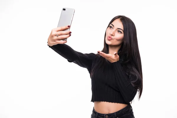 Ganska ung lycklig kvinna att göra selfie på smartphone på vit bakgrund — Stockfoto