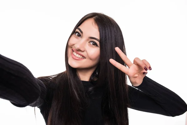 Retrato de sorrindo mulher bonito fazendo foto selfie no smartphone isolado em um fundo branco — Fotografia de Stock