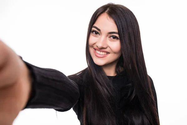 Retrato de mujer linda sonriente haciendo foto selfie en un teléfono inteligente aislado sobre un fondo blanco — Foto de Stock