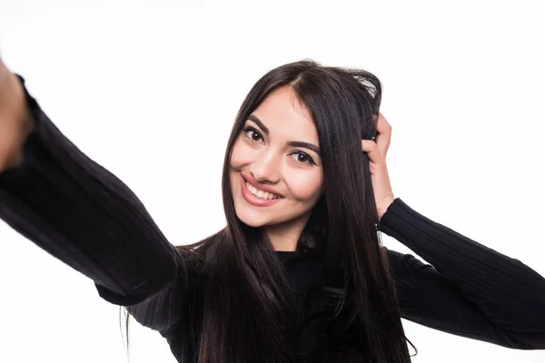 Portré mosolygó aranyos nő, ami selfie fénykép smartphone elszigetelt fehér background — Stock Fotó