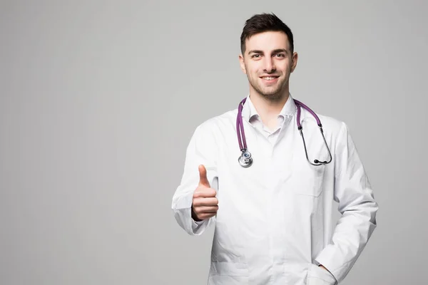 Feliz doctor masculino con pulgares arriba aislados sobre fondo blanco —  Fotos de Stock