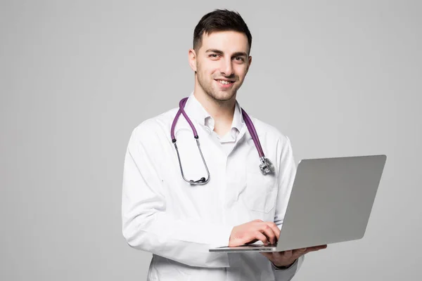 Szczęśliwy lekarz za pomocą laptopa na białym tle — Zdjęcie stockowe