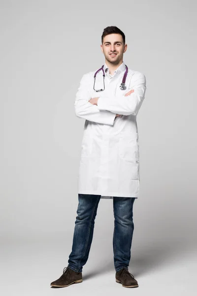 Счастливый доктор со стетоскопом, изолированный на белом фоне — стоковое фото