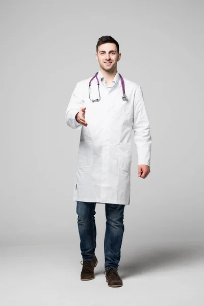 Boldog orvos sztetoszkóp ad egy kézfogás, elszigetelt fehér background — Stock Fotó