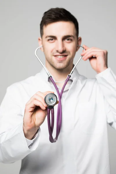 Ruka lékaře stetoskop poslouchat tlukot srdce izolované na bílém pozadí — Stock fotografie