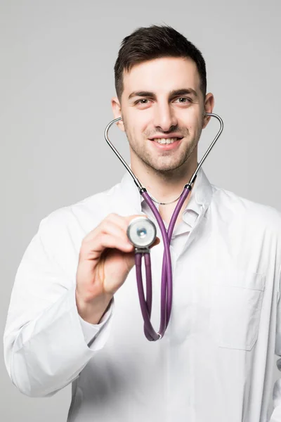Ruka lékaře stetoskop poslouchat tlukot srdce izolované na bílém pozadí — Stock fotografie