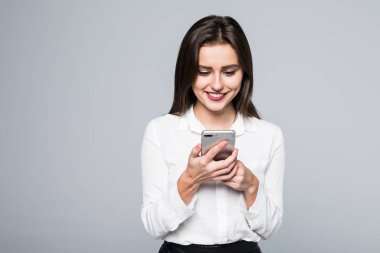 Beyaz bir arka plan üzerinde onu cep telefonuyla iş kadın manifatura