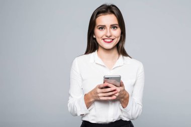 Beyaz bir arka plan üzerinde onu cep telefonuyla iş kadın manifatura