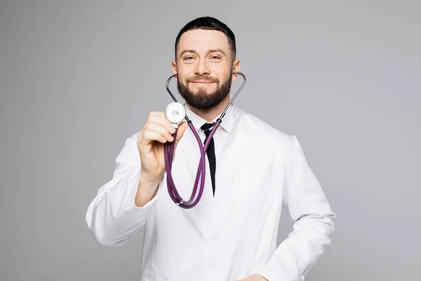 Barátságos mosolygó orvos, vagy orvos üzem sztetoszkóp elszigetelt fehér background — Stock Fotó