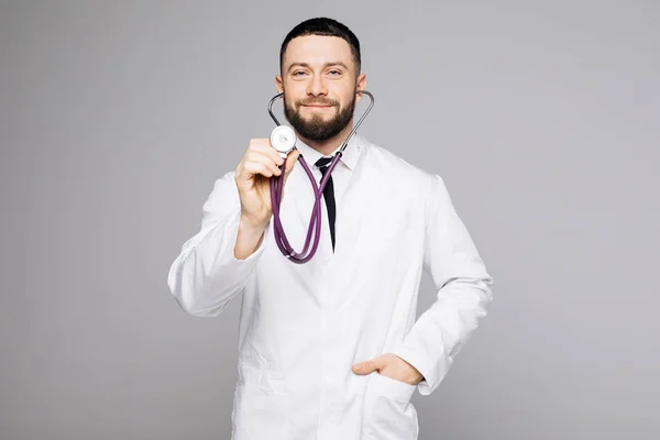 Barátságos mosolygó orvos, vagy orvos üzem sztetoszkóp elszigetelt fehér background — Stock Fotó